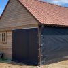 houten paardenstal met Pro Line PVC windbreekgaasscherm en spanpaneel