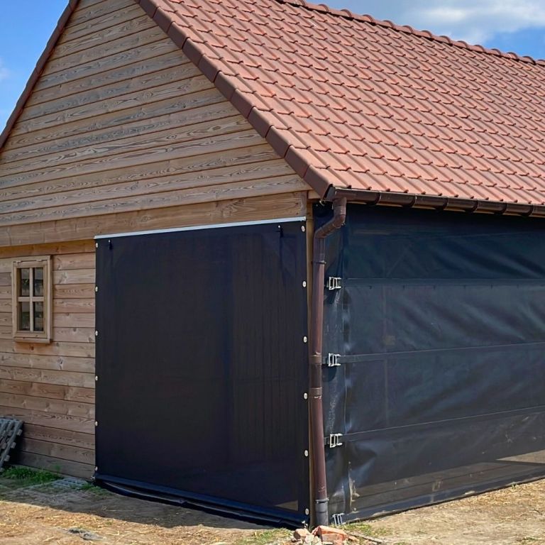 houten paardenstal met Pro Line PVC windbreekgaasscherm en spanpaneel